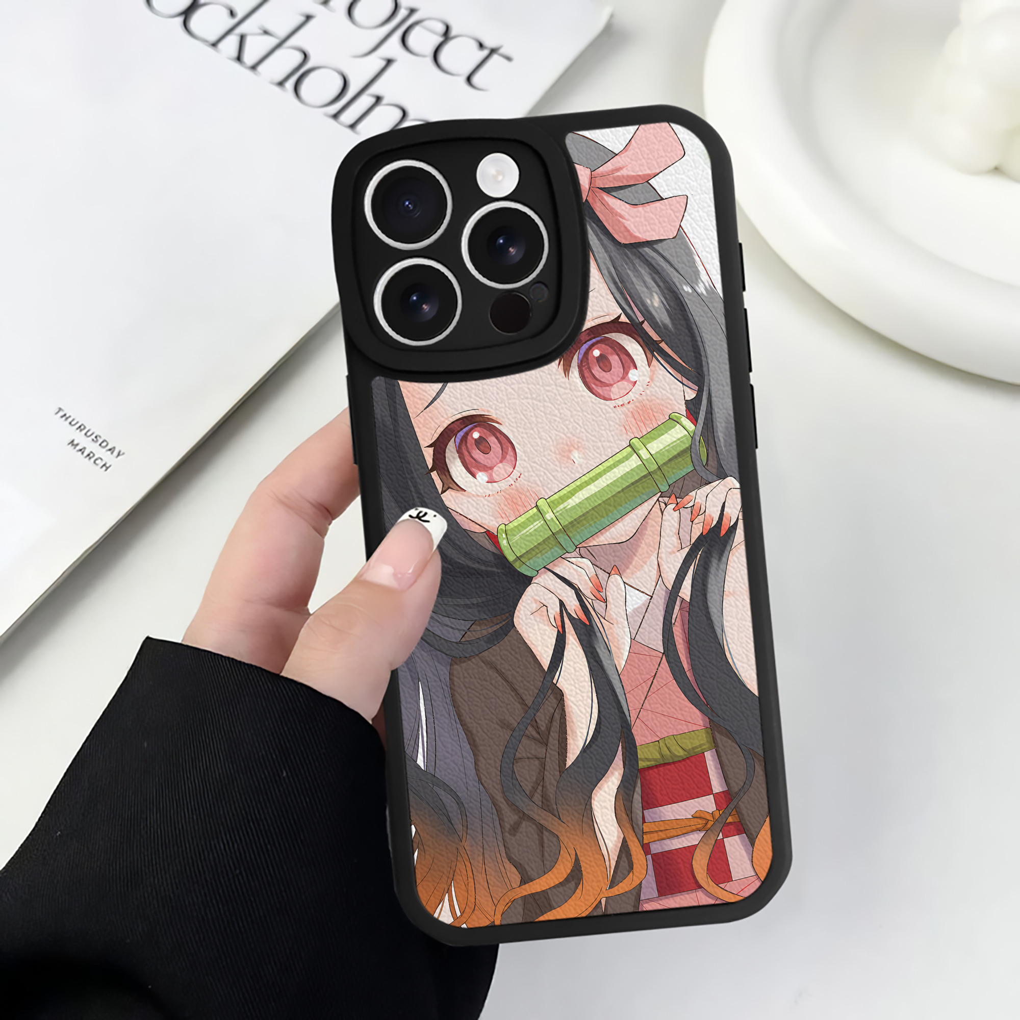 （画像用） 鬼滅の刃（きめつのやいば）竈門 禰󠄀豆子／かまど ねずこ Kamado Nezuko 【iPhone 16シリーズ対応】シリコンスマホケース（レザー調） 材質：シリコン